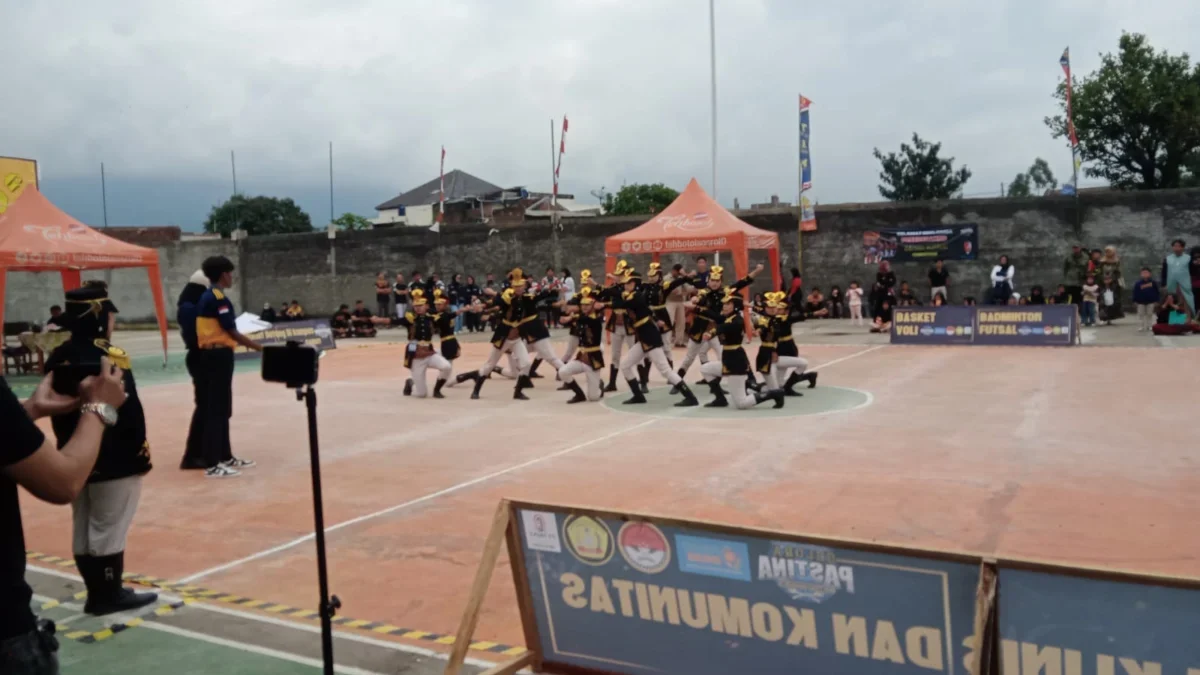 Lomba Baris Berbaris di SMK Kesehatan Bhakti Kencana Garut