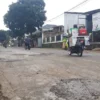 Jalan berlubang di Gatot Subroto ditambal oleh warga, Minggu 17 Maret 2024.