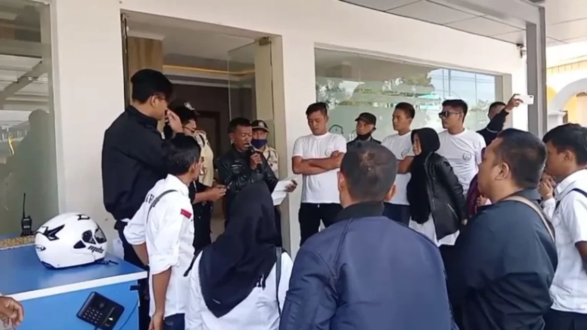 Perwakilan staff di Dispora membacakan surat dari Kepala Dinas untuk menjadwalkan audiensi bersama KPBH di har