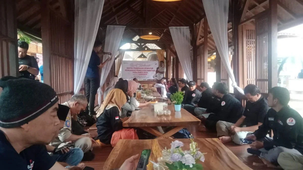 Panwaslucam Bayongbong mengadakan bukber dan evaluasi pemilu 2024 di RM Muara Sunda, dihadiri pula Forkopimcam