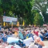 guru honorer saat demo di depan DPRD Garut