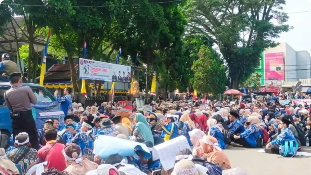 guru honorer saat demo di depan DPRD Garut