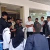 Pedagang bunga hias mendatangi kantor Dispora Garut untuk mempertanyakan surat perintah pengosongan lahan