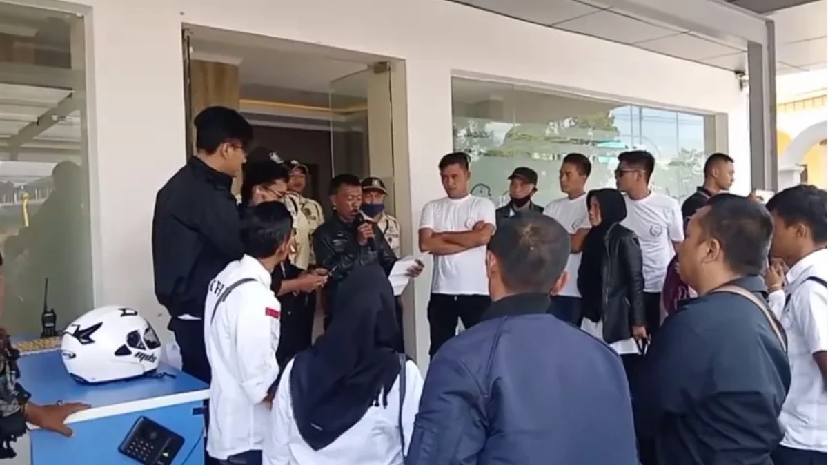 Pedagang bunga hias mendatangi kantor Dispora Garut untuk mempertanyakan surat perintah pengosongan lahan