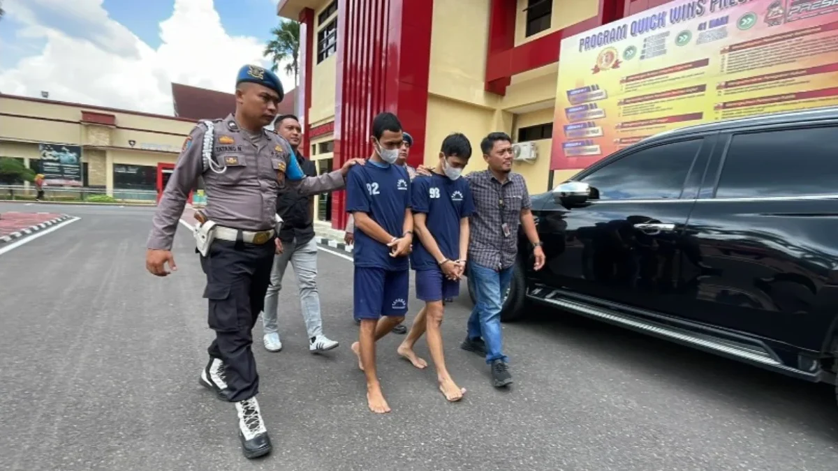 Dua Pelaku Perdagangan Sepatu Merk Ilegal Berhasil Diamankan, Untung Jutaan Rupiah. Foto Agi Jabar Ekspres