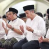 Terawih di Mesjid Pusdai, Pj Gubernur Jabar Serahkan Santunan Kepada Marbut dan Duafa