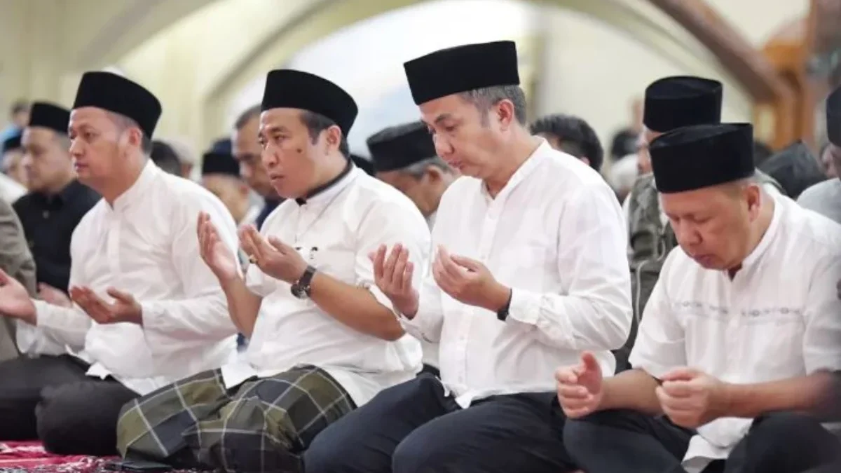 Terawih di Mesjid Pusdai, Pj Gubernur Jabar Serahkan Santunan Kepada Marbut dan Duafa