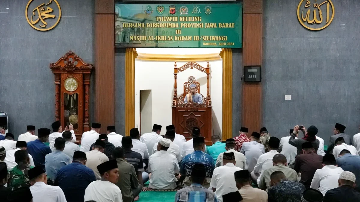 Sekda Jabar mengikuti tarawih keliling