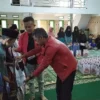 Yudha Puja Turnawan memberikan santunan uang tunai dan sembako melalui Sekretaris dan wakil ketua DPC PDI Perj