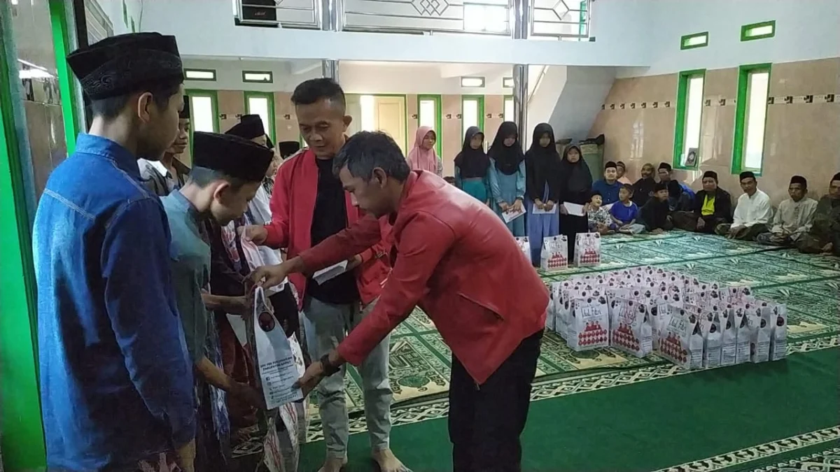 Yudha Puja Turnawan memberikan santunan uang tunai dan sembako melalui Sekretaris dan wakil ketua DPC PDI Perj