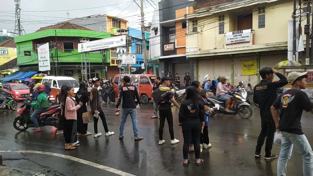 Ormas Manggala Garuda Putih (MGP) DPC Kabupaten Garut berbagi takjil kepada pengguna jalan