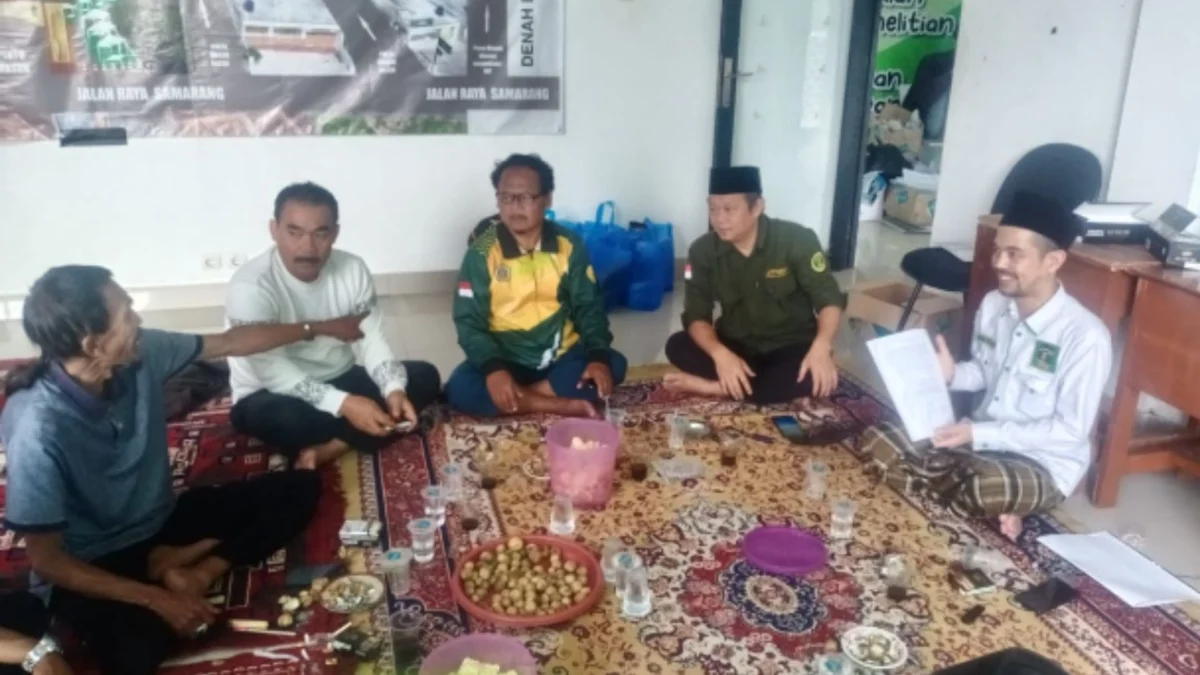 Aji Muhammad Iqbal (Baju Putih) menerima perwakilan PAC PPP Kamis (19/4/2024) di Ponpes Zawiyah, Samarang yang