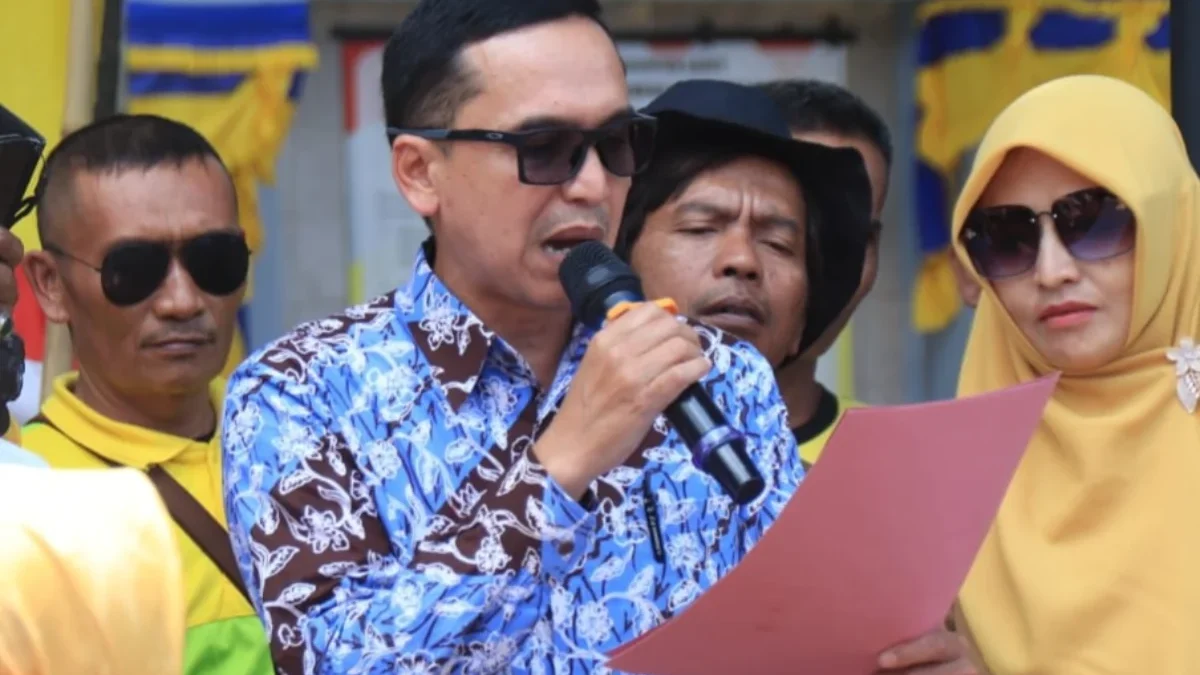 Anggota Komisi I DPRD Garut menemui demonstran honorer