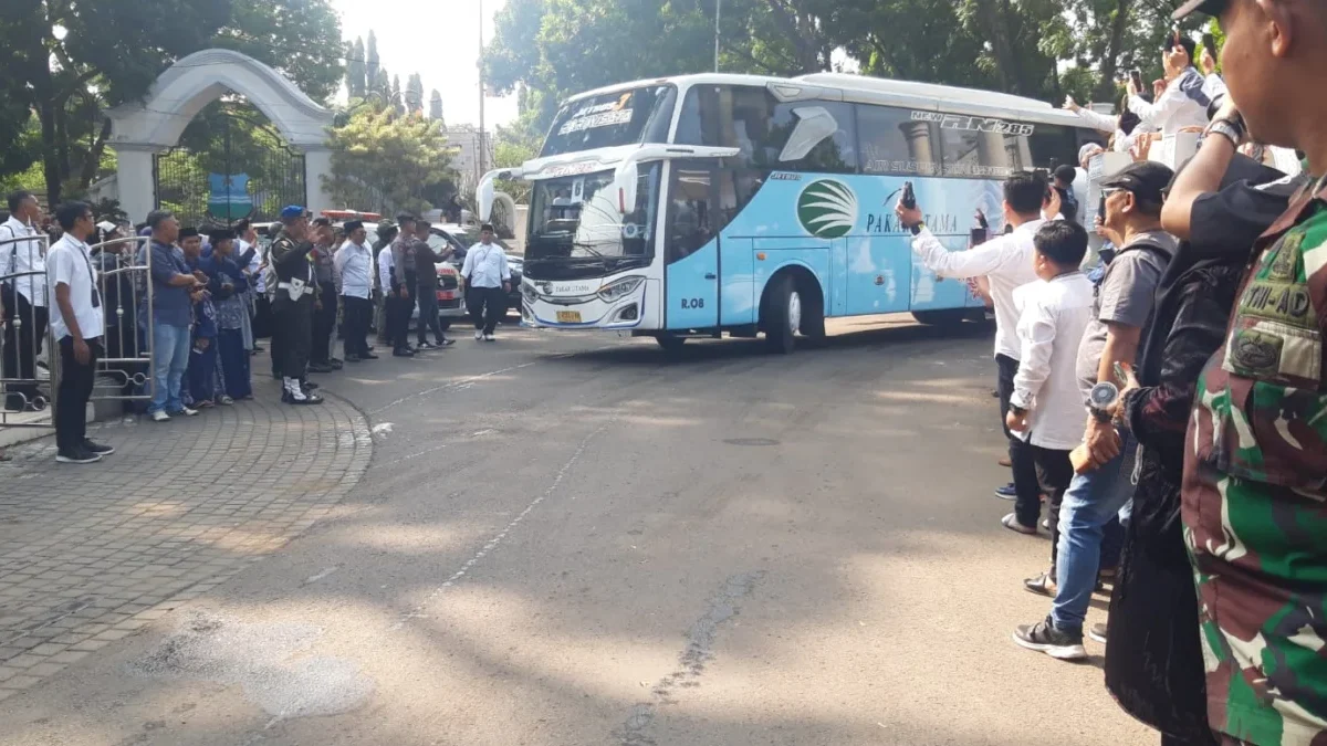 Jemaah haji kloter 4 asal Garut diberangkatkan di halaman pendopo, Rabu 29 Mei 2024. (Ale/Radar Garut)