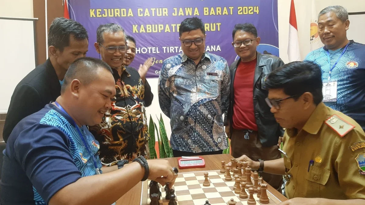 Pembukaan Kejurda Catur Jawa Barat,  mempertemukan laga eksibisi antara Kadispora Garut, Ade Hendarsyah melawa