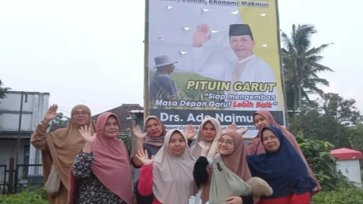 baliho Drs. Ade Najmulloh balon bupati Garut dari partai Golkar menjadi pusat selfie warga. Warga sangat menci