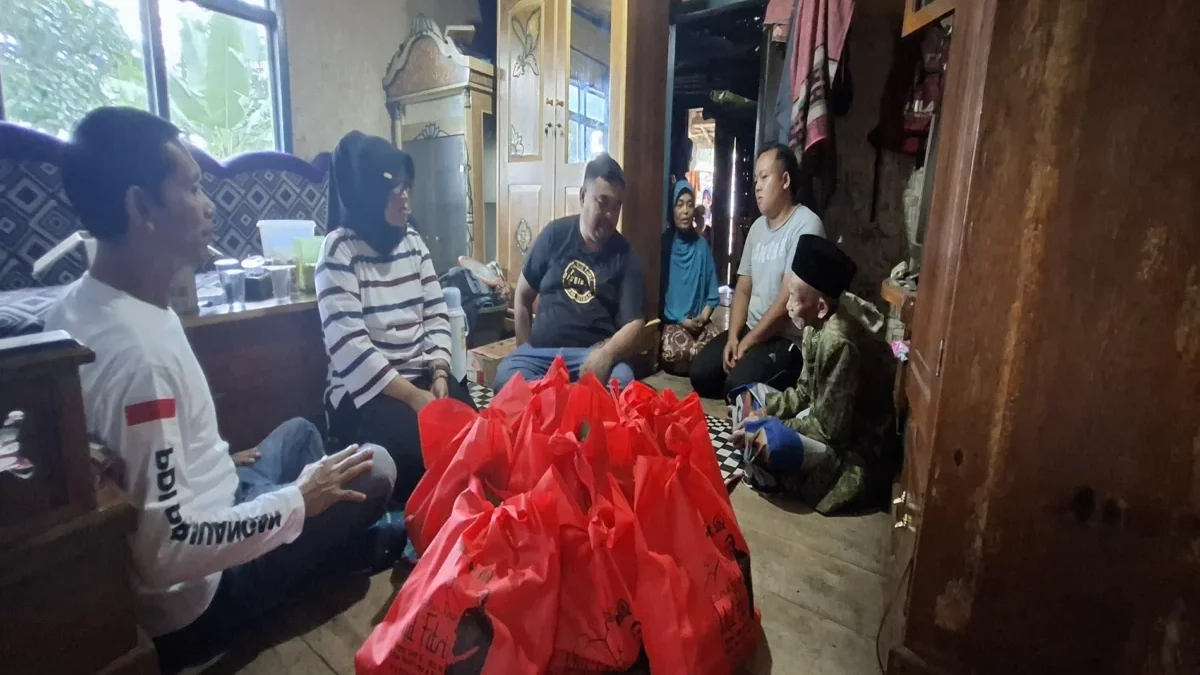 Yudha Anggota DPRD Garut Kunjungi Lansia Korban Kebakaran di Desa Singajaya dok dpc PDI Perjuangan Kabupaten Garut