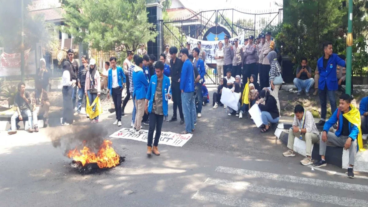 Ale/ mahasiswa demo