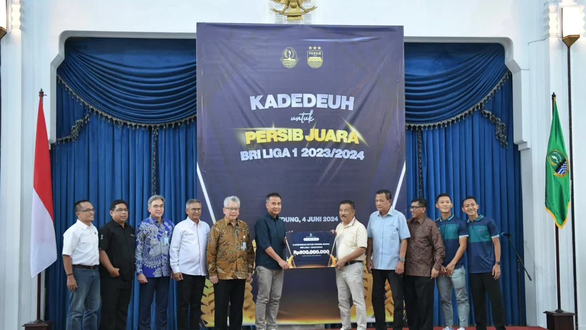 Pj Gubernur Jabar Bey Machmudin menyerahkan kadeudeuh dari BUMD Jabar untuk pemain Persib Bandung setelah menj