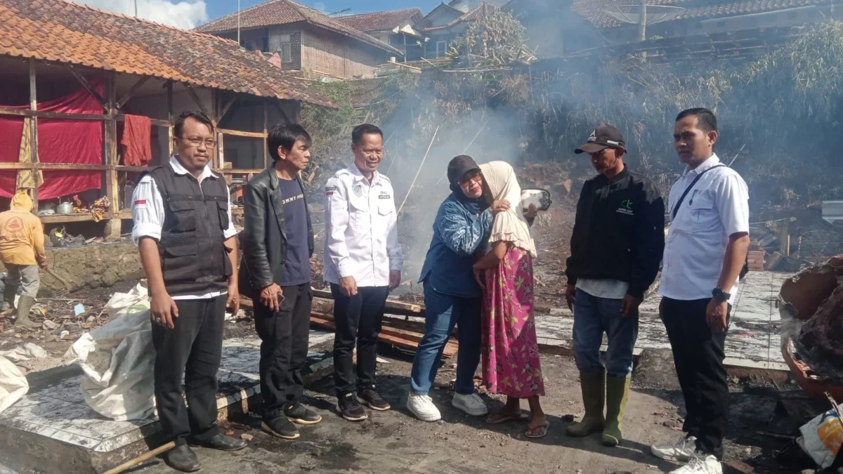 Biebie Bagja berkunjung ke lokasi kebakaran didampingi Kades Cinisti. (Feri Citra Burama/Radar Garut)