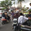 KPBH berbagi bibit pohon dan bunga hias kepada warga Garut di jalan Merdeka dekat bunderan Kerkof