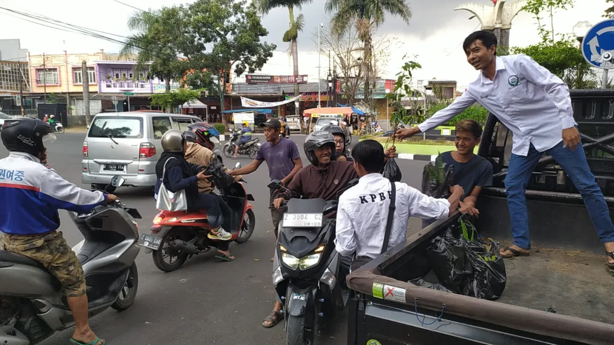 KPBH berbagi bibit pohon dan bunga hias kepada warga Garut di jalan Merdeka dekat bunderan Kerkof