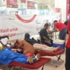 Isharyadi Encep Suherman (kaos merah) manager store ace saat memperhatikan para peserta donor darah.