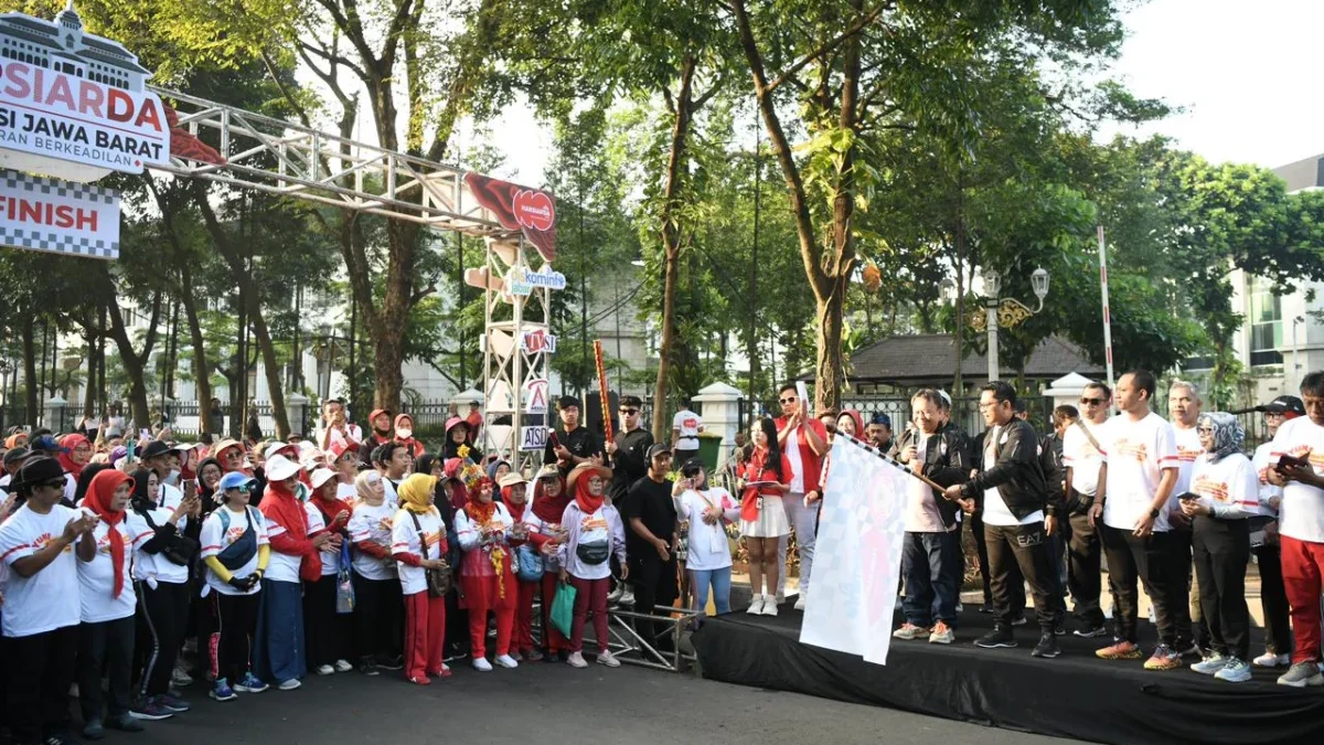 Sekda Jabar Herman Suryatman membuka jalan santai Harsiarda Tahun 2024 di halaman Gedung Sate, Kota Bandung, M