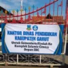 informasi di pagar kantor Dinas Pendidikan Garut (Ale/Radar Garut)