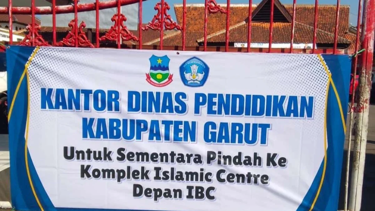 informasi di pagar kantor Dinas Pendidikan Garut (Ale/Radar Garut)