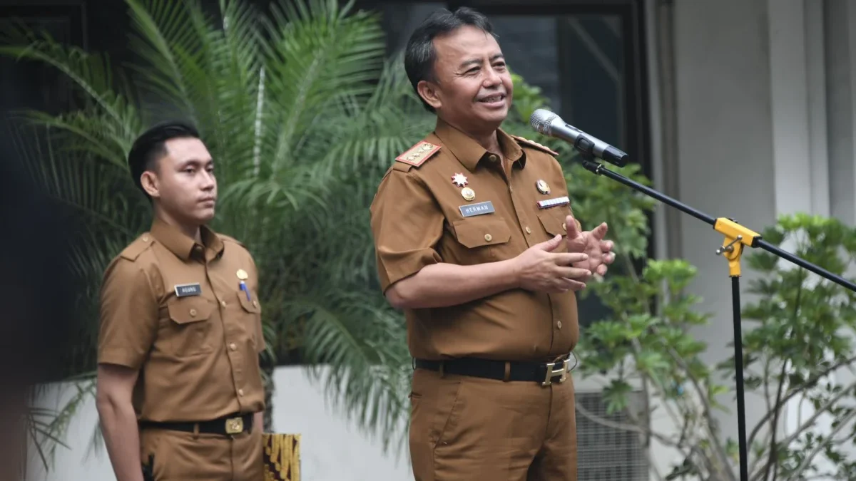 Sekretaris Daerah Jabar Herman Suryatman memberikan amanat apel pagi di Dinas Penanaman Modal Pelayanan Terpad