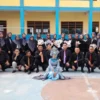 Foto bersama kepala sekolah, guru, staf dan siswa-siswi SMP PGRI Kadungora (Devi/ Radar Garut)