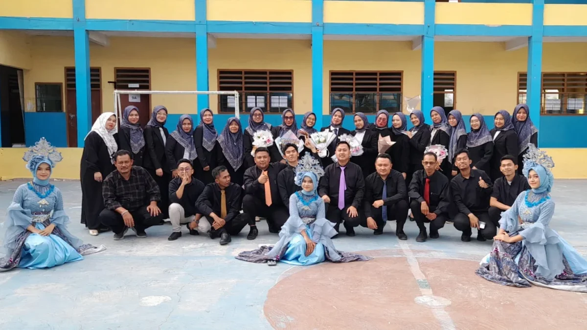 Foto bersama kepala sekolah, guru, staf dan siswa-siswi SMP PGRI Kadungora (Devi/ Radar Garut)