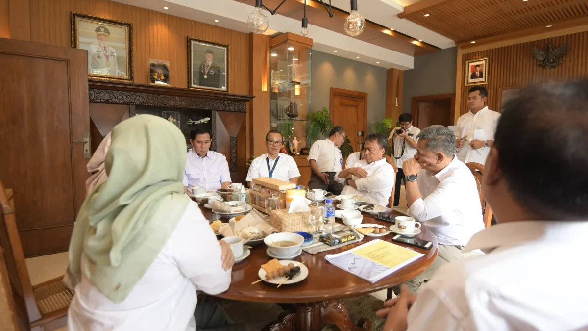 Sekda Jabar Herman Suryatman saat memimpin Rapat Optimalisasi Penyerapan Tenaga Kerja di Jawa Barat bernuansa