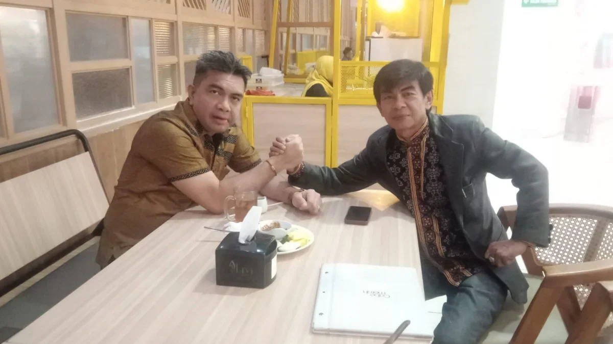 Andi Bashar Ketua Umum Go Gibran berjabat tangan dengan Ketua GKJI DPD Jawa Barat, H. Toni Ahmad Effendi