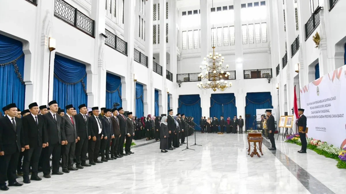 Pelantikan dan Pengambilan Sumpah Janji PNS dan PPPK dalam Jabatan Fungsional di Aula Barat Gedung Sate, Kota