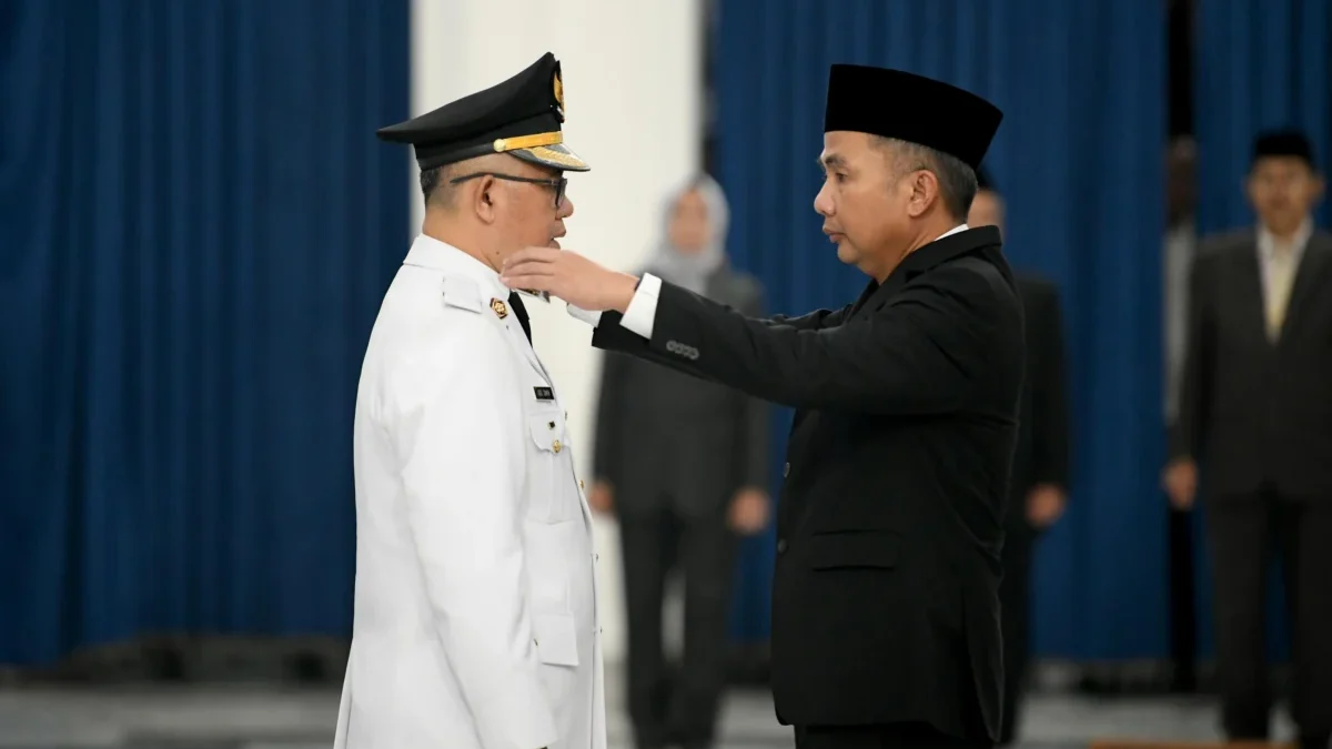 Pj Gubernur Jabar Bey Machmudin Melantik Penjabat Bupati Bandung Barat di Gedung Sate, Sabtu (15/6/2024).