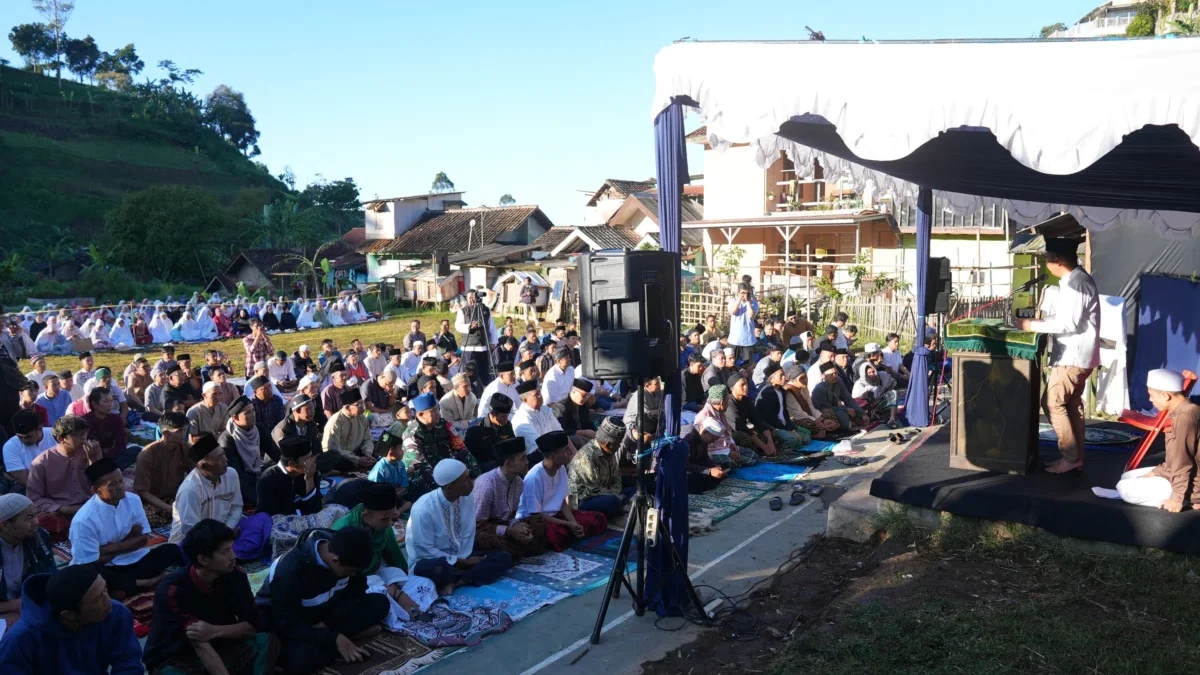 Penjabat Gubernur Jawa Barat Bey Machmudin melaksanakan salat Idul Adha 1445 Hijriah di Desa Jayagiri, Lembang