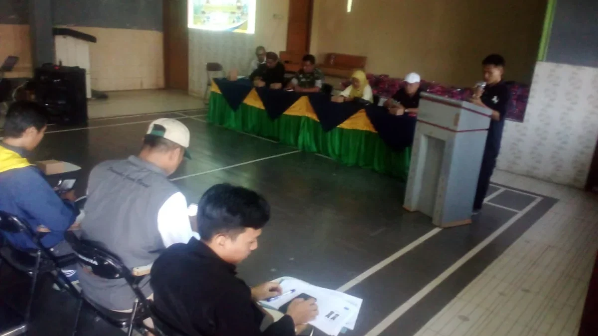 Pengukuhan kontingen atlet Porkab Kecamatan Leuwigoong di Gedung Guru, Kamis (20/6).( pepen apendi)