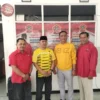 Drs. Ade Najmulloh, bakal Calon Bupati Garut (dua dari kanan) foto bersama dengan Ketua dan Pengurus SOKSI Kab