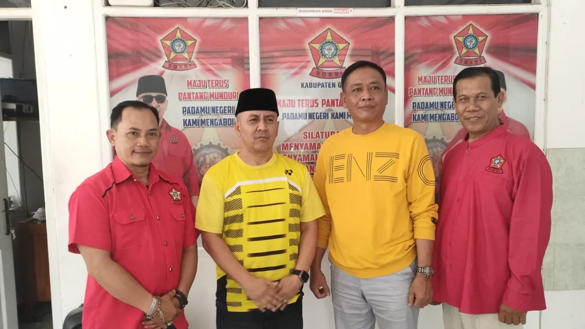 Drs. Ade Najmulloh, bakal Calon Bupati Garut (dua dari kanan) foto bersama dengan Ketua dan Pengurus SOKSI Kab