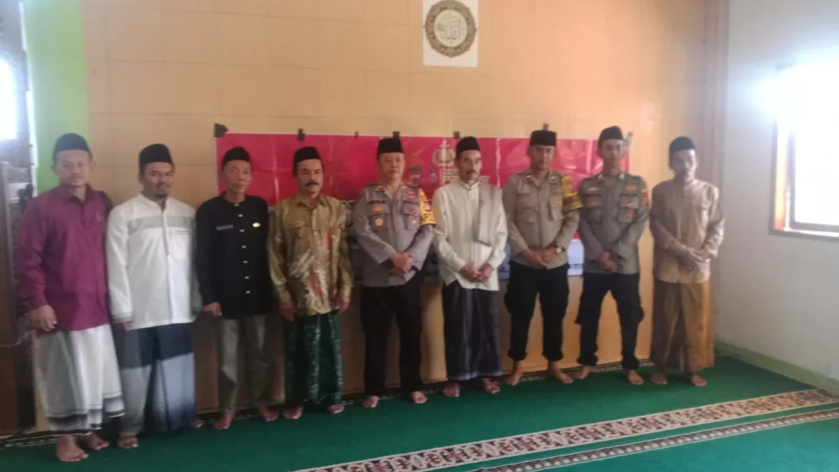 Kapolsek Bayongbong melaksanakan Jumat Curhat di Desa Cikedokan