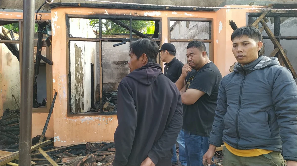 Anggota DPRD Garut Yudha Puja Turnawan berkunjung ke lokasi kebakaran bersama camat