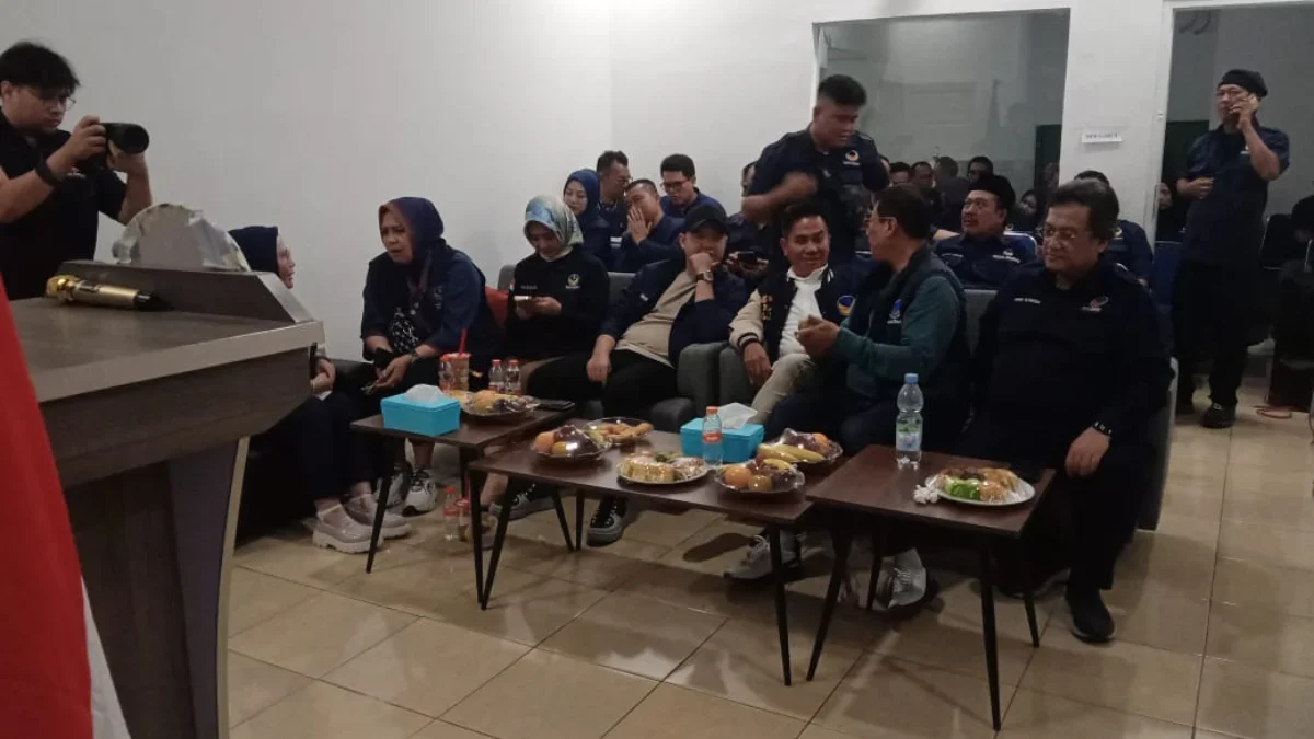 Diah Kurniasari dan sejumlah pengurus baru DPD NasDem Garut di kantor baru NasDem jalan patriot