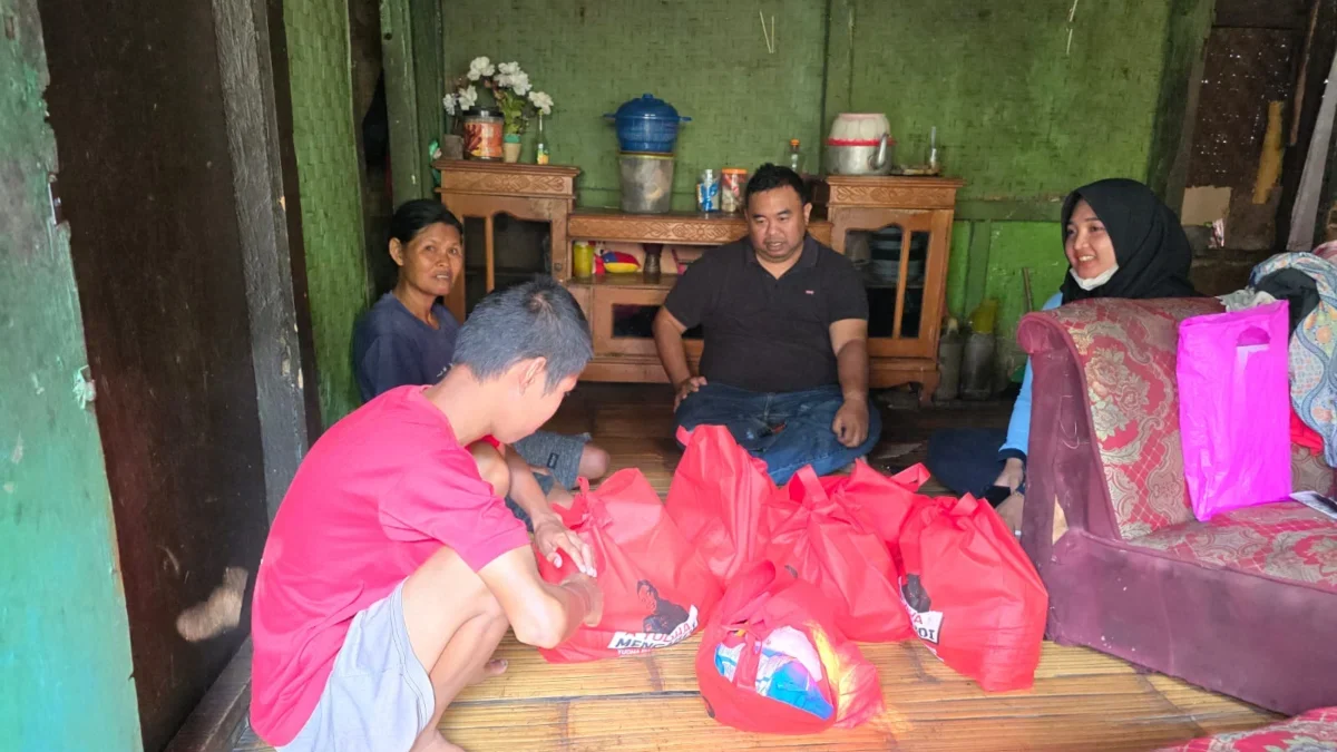 Yudha Puja Turnawan mengunjungi penyandang disabilitas dan memberikan sejumlah bantuan sembako juga uang tunai