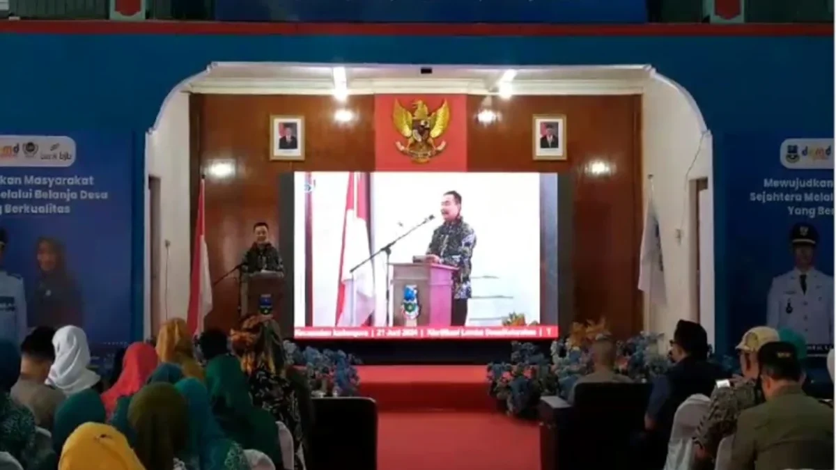 Pj Bupati Garut menyampaikan sambutannya di depan tim penilai lomba desa