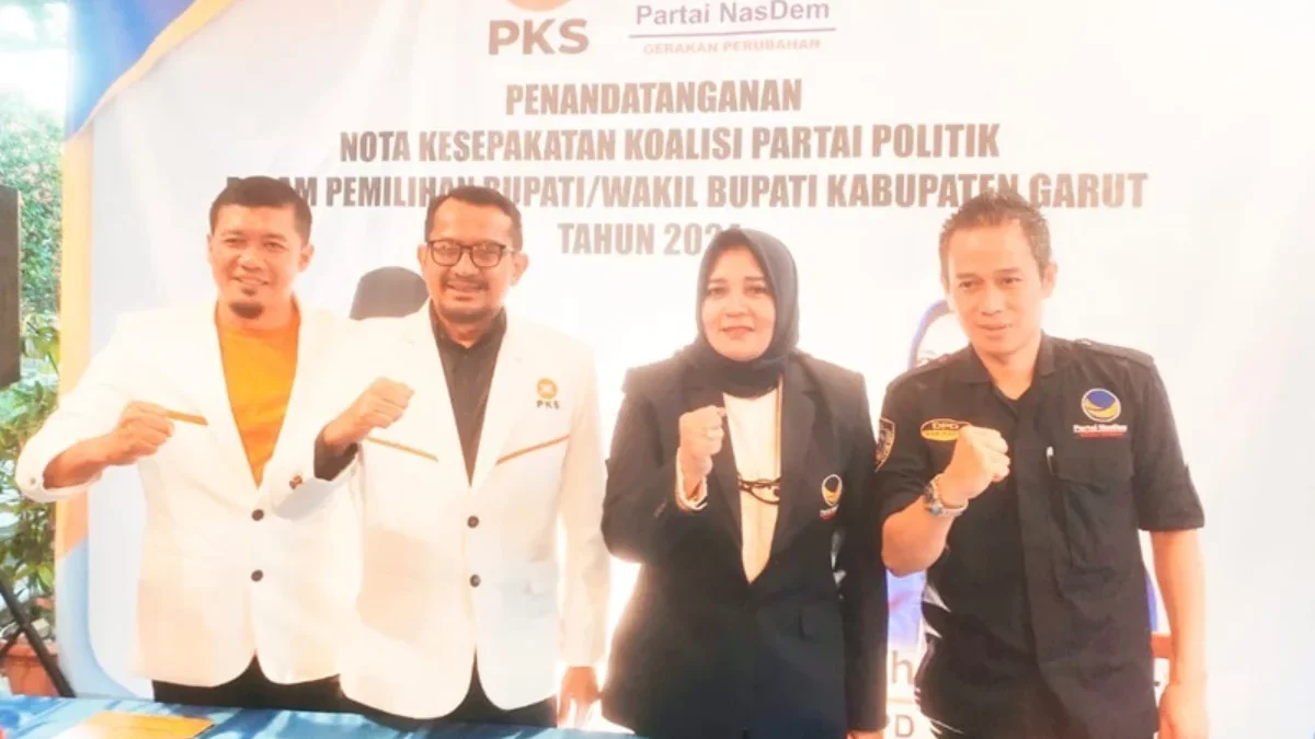 Ketua DPD PKS Garut Helmi Budiman didampingi Sekertaris saat melakukan MoU bersama Ketua DPD Nasdem Garut Diah