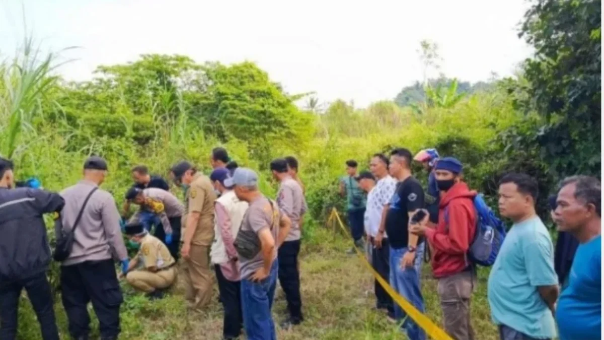 Polisi memasang garis polisi saat olah TKP di lokasi penemuan kerangka manusia