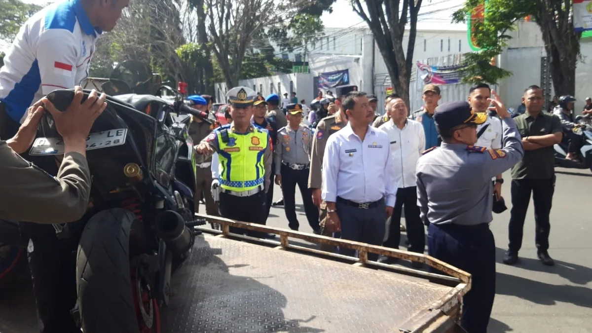 PJ Bupati Garut, Barnas Ajidin, bersama tim gabungan lainya saat sedang merazia atau menertibkan kendaraan-ken