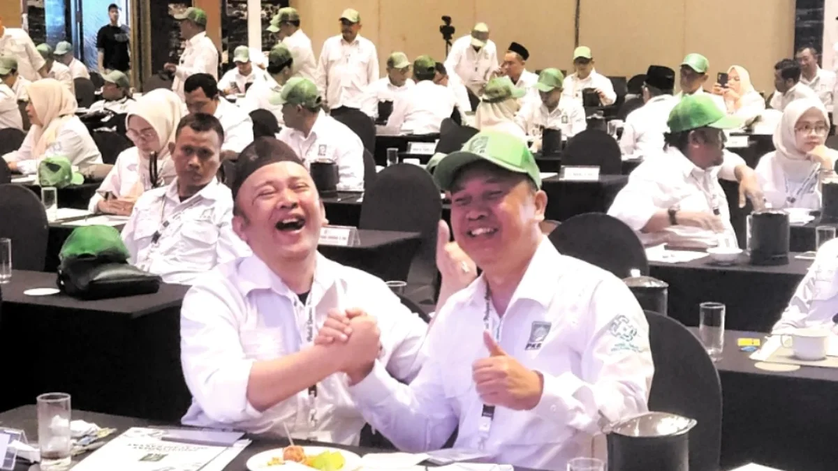 FOTO BERSAMA. Ketua DPC Partai Kebangkitan Bangsa (PKB) Garut Dadan Hidayatullah bersama Pimpinan Pondok Pesan